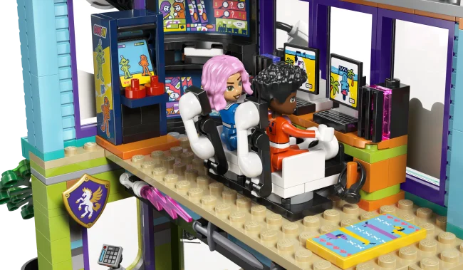 42674 Sarjakuva‑ ja pelikauppa