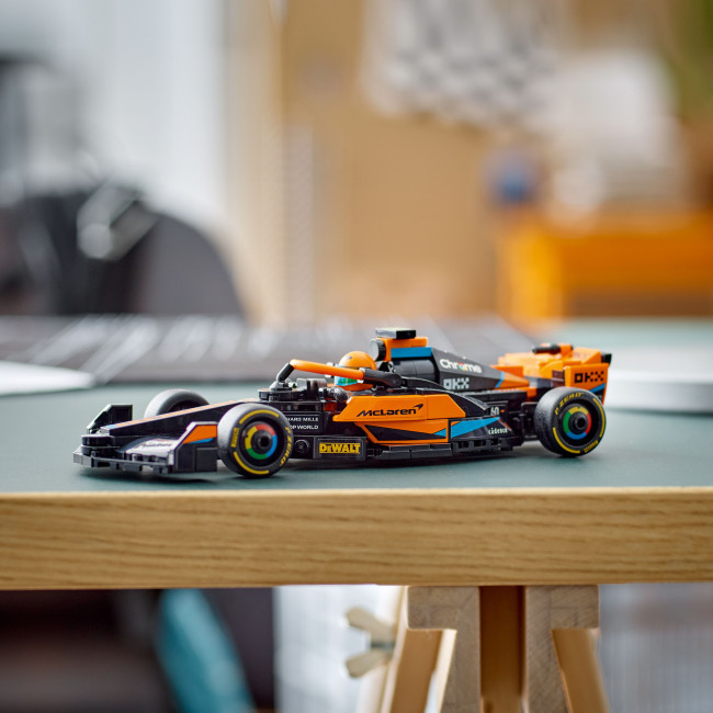 76919 2023 McLaren Formula 1 ‑kilpa-auto
