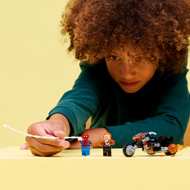 76335 Spider-Man pret Ghost Rider uz motocikla