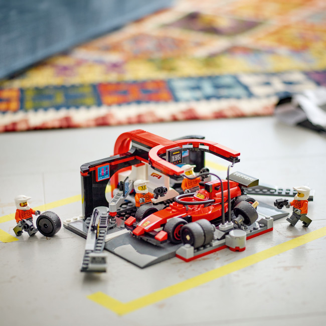 60443 F1®-varikkopysähdys ja varikkomiehistö sekä Ferrari-auto