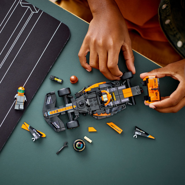 76919 2023 McLaren Formula 1 ‑kilpa-auto