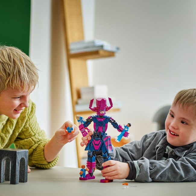 76316 Ihmeneloset vastaan Galactus-rakennushahmo
