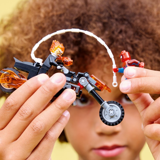 76335 Spider-Man pret Ghost Rider uz motocikla