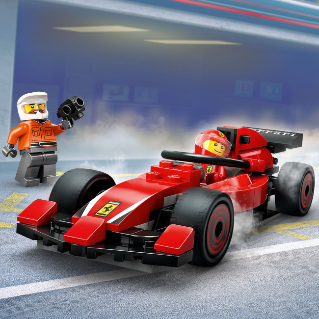 60443 F1®-varikkopysähdys ja varikkomiehistö sekä Ferrari-auto